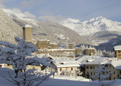 Ossana d'inverno, con il castello e i tetti coperti di neve