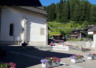 Il paese di Ossana con il castello di San Michele sullo sfondo