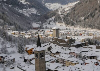 Ossana con la cima Vioz e le montagne del gruppo Ortles-Cevedale