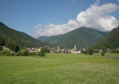 Il paese di Pellizzano lungo il fondovalle della Val di Sole