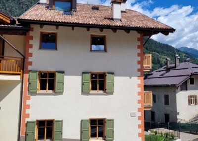 Dettaglio del balcone in legno di Casa Cristina