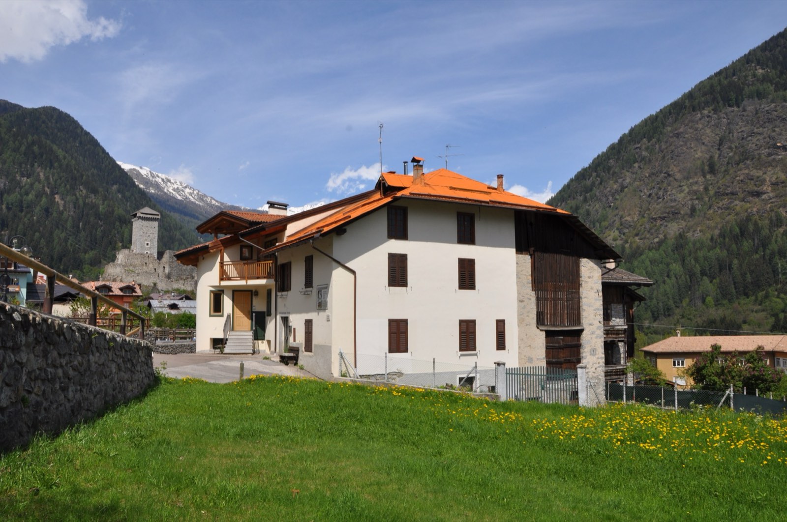 Casa e fienile a Ossana prima del recupero Casa e fienile a Ossana prima del recupero