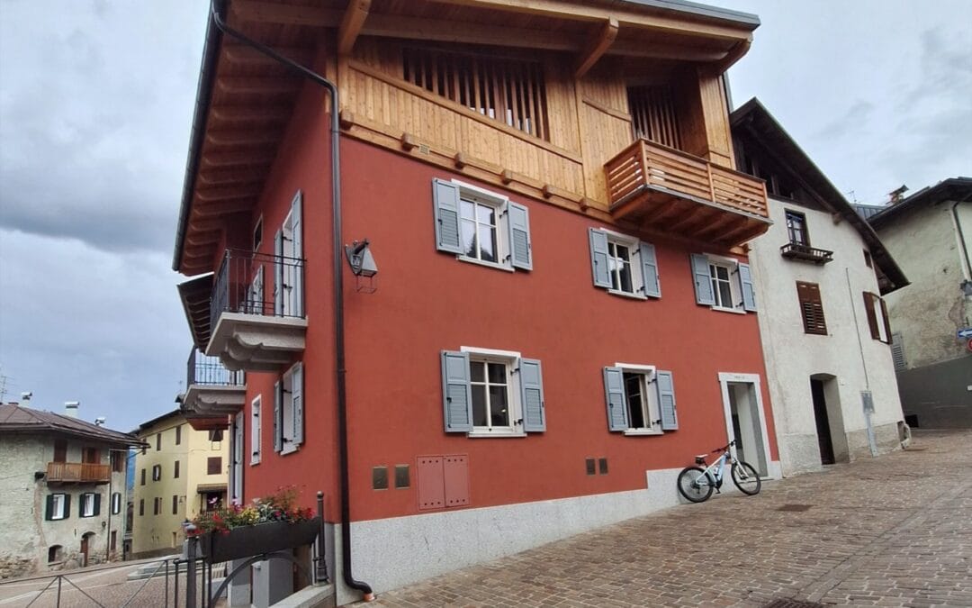 Edificio sulla piazza di Ossana