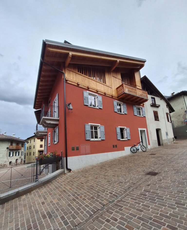 Edificio sulla piazza di Ossana, lato ovest dopo il recupero